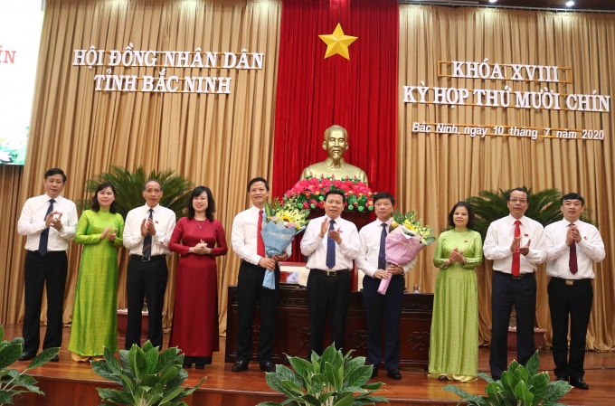 Bí thư Tỉnh ủy Bắc Ninh Nguyễn Nhân Chiến và các đồng chí Thường trực Tỉnh ủy, lãnh đạo HĐND, UBND, Ủy ban MTTQ tỉnh chúc mừng hai tân Phó Chủ tịch UBND tỉnh Bắc Ninh khóa XVIII.