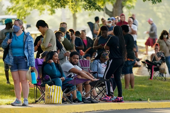 Người dân Mỹ xếp hàng bên ngoài một trung tâm việc làm ở bang Kentucky. Ảnh: Reuters