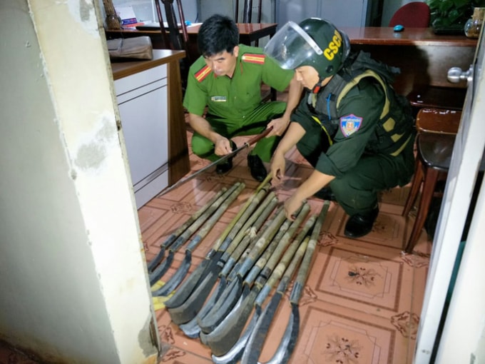 Cơ quan công an thu giữ hung khí vụ hỗn chiến. Ảnh: TL.