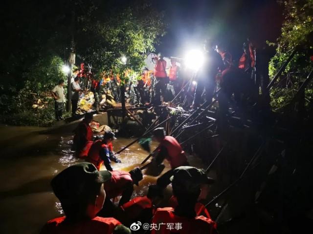 Người dân chạy lũ trong đêm 8/7. Ảnh: TL.