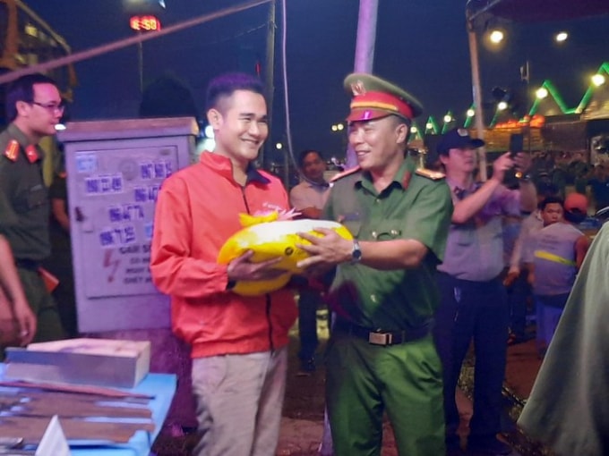 Người dân đem vũ khí đi ‘đổi’ gạo. Ảnh: TL.