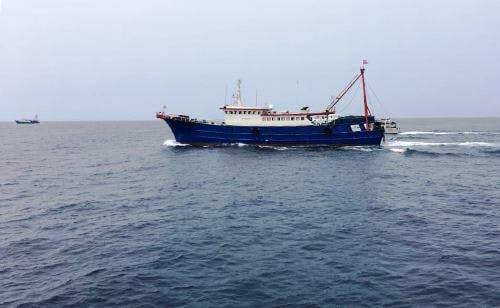 Bắt giữ tàu cá Trung Quốc giấu thi thể ngư dân Indonesia trong tủ đá. Ảnh: TL.