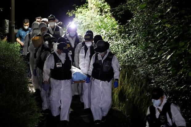 Thi thể thị trưởng Seoul được tìm thấy sau vài giờ tìm kiếm - Ảnh: AFP