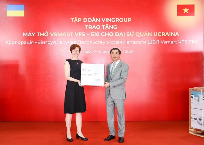 Bà Zhynkina Nataliya, Đại biện lâm thời Đại sứ quán Ucraina tại Việt Nam tiếp nhận máy thở VFS – 510 do Phó Chủ tịch kiêm Tổng giám đốc Tập đoàn Vingroup, ông Nguyễn Việt Quang trao tặng