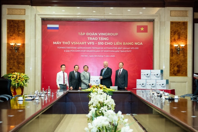 Phó Chủ tịch kiêm Tổng giám đốc Tập đoàn Vingroup Nguyễn Việt Quang trao tặng lô máy thở đầu tiên cho ngài К.V.Vnukov, Đại sứ đặc mệnh toàn quyền Nga tại Việt Nam