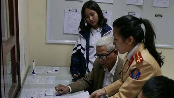 Một trường hợp học sinh đến làm thủ tục đăng ký xe máy