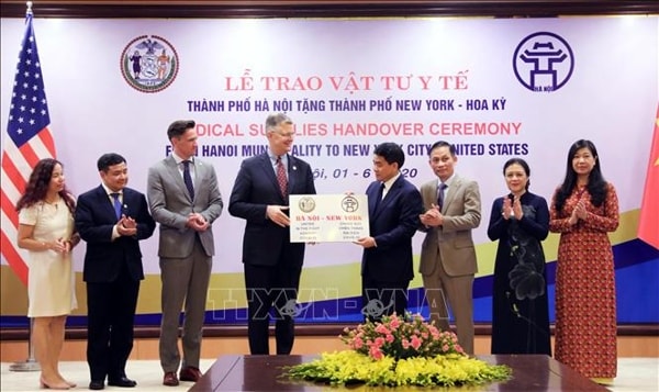 Ông Nguyễn Đức Chung, Chủ tịch UBND TP Hà Nội trao tượng trưng số vật tư y tế cho Đại sứ Hoa Kỳ tại Việt Nam Daniel J. Kritenbrink, ngày 1/6/2020. Ảnh: TTXVN
