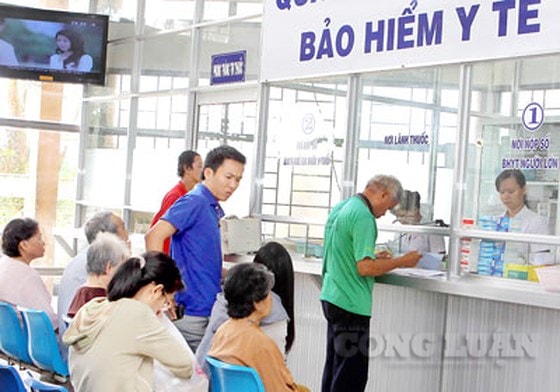 Người dân có thẻ BHYT đến bệnh viện để khám chửa bệnh.
