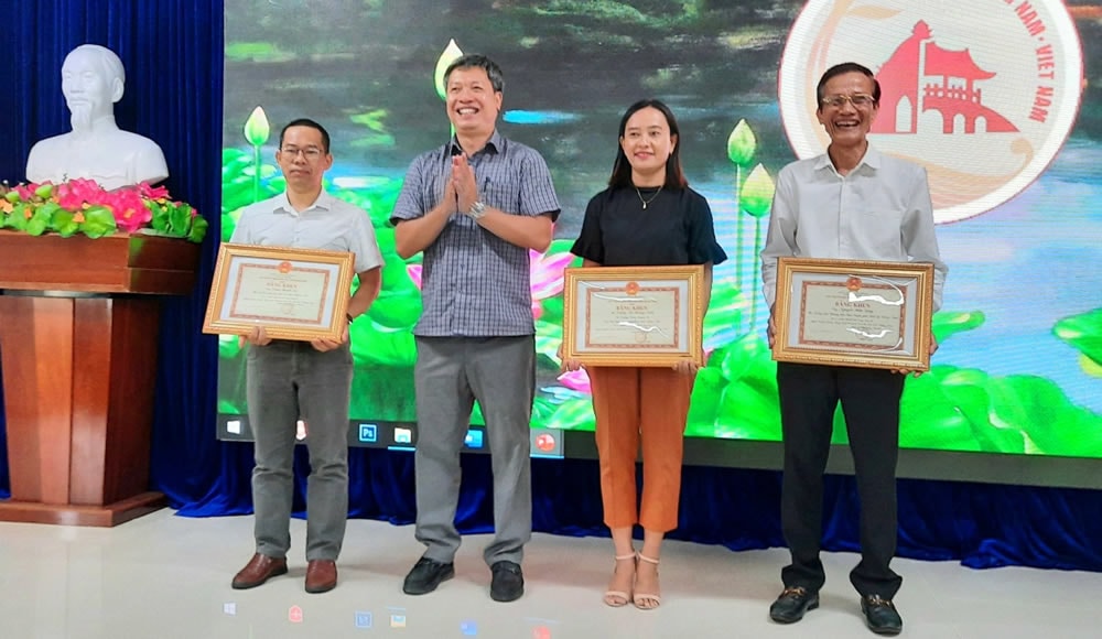 Ông Hồ Quang Bửu - Phó Chủ tịch UBND tỉnh Quảng Nam tặng Bằng khen cho các cá nhân. Ảnh: cadn.com.vn