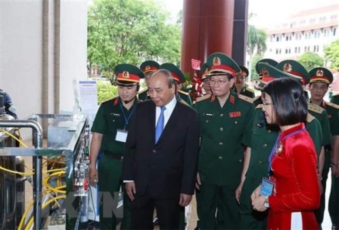 Thủ tướng Nguyễn Xuân Phúc thăm các khu trưng bày của ngành Hậu cần Quân đội. Ảnh: TTXVN