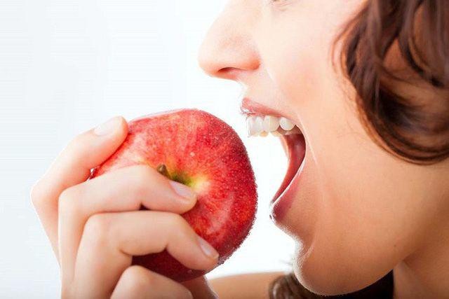 Ăn táo hàng ngày giúp bổ sung nhiều dinh dưỡng tốt cho sức khỏe. Ảnh: TL.