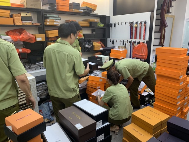 Tạm giữ 301 sản phẩm tại Cửa hàng Ngàn Bách Lợi. Ảnh: QLTT.