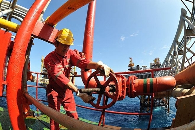 Công nhân khai thác dầu khí của Vietsovpetro làm việc trên giàn khoan. Ảnh: pvn.vn