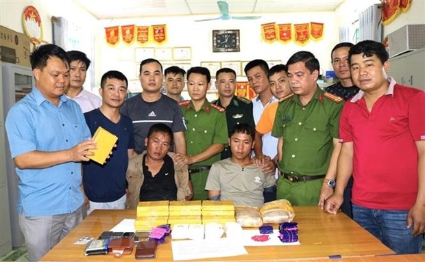 Các đối tượng bị bắt giữ cùng tang vật. Ảnh: TTXVN.