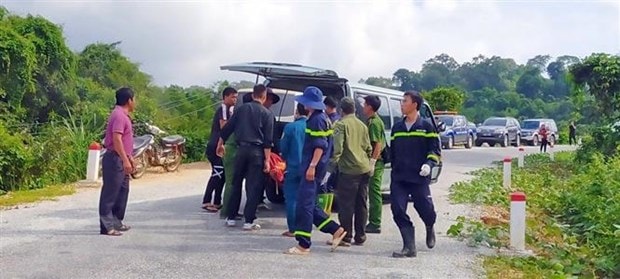 Lực lượng chức năng khẩn trương giải cứu các nạn nhân trong vụ tai nạn ở Kon Tum. Ảnh: TL.
