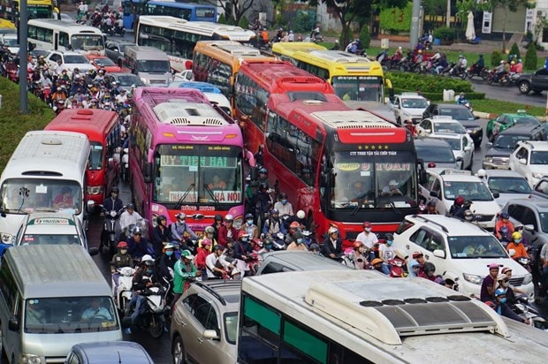 Ùn tắc trên một tuyến đường thuộc quận Thủ Đức. Ảnh: Mạnh Linh
