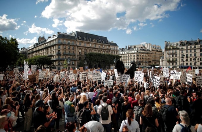 Hàng trăm phụ nữ Pháp tập trung ở Paris kêu gọi tân Bộ trưởng Nội vụ từ chức vì cáo buộc hiếp dâm - Ảnh: Reuters