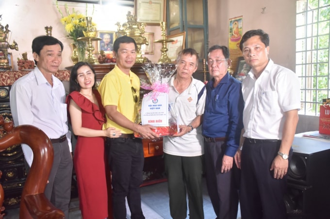 Cũng trong ngày 9/7, Hội Nhà báo Việt Nam đã đến thăm, trao quà cho thân nhân các nhà báo liệt sĩ tại TP.Cần Thơ.