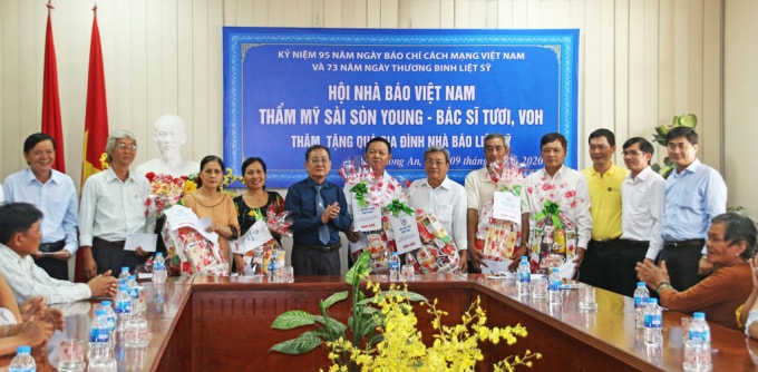 Ngày 9/7 vừa qua, Nhà báo Nguyễn Bé - Phó Chủ tịch Hội Nhà báo Việt Nam đã đại diện Hội đến thăm, trao quà cho thân nhân các nhà báo liệt sĩ tại tỉnh Long An.