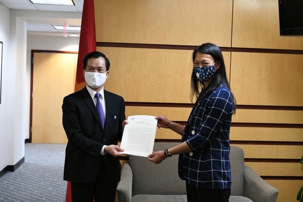 Đại sứ Hà Kim Ngọc và Giám đốc cao cấp phụ trách Châu Á, Hội đồng An ninh Quốc gia Allison Hooker đã trao đổi thư chúc mừng của Tổng Bí thư, Chủ tịch nước Nguyễn Phú Trọng và Tổng thống Donald Trump