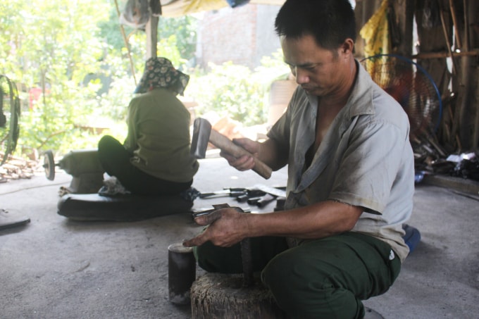 Ông Kiều Hải Đăng đang làm khung để cố định cán dao