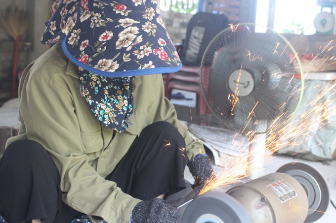 Vợ ông Đăng đang làm công đoạn cuối là mài dao