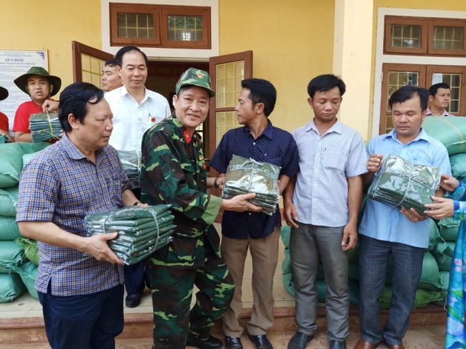Thăm và tặng quà cho bà con dân bản ở xã Linh Trường, huyện Gio Linh.