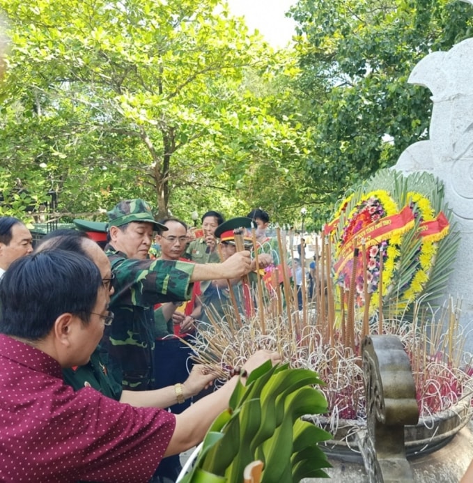 Ban Biên tập Báo Xây dựng dâng hương tại Nghĩa trang Quốc gia đường 9 và Nghĩa trang Trường Sơn.