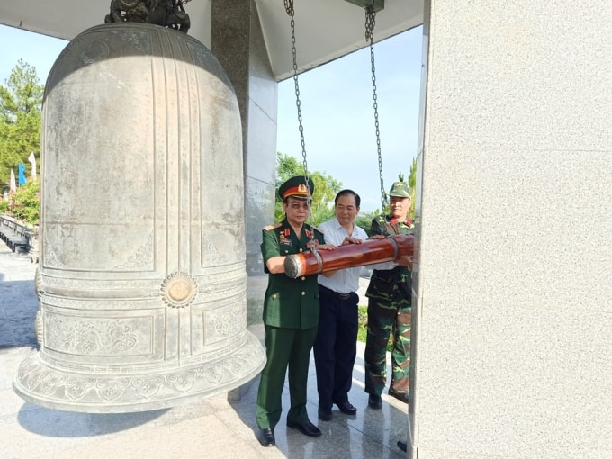 Lãnh đạo Báo Xây dựng và lãnh đạo Hiệp hội Doanh nghiệp của Thương binh và Người khuyết tật Việt Nam thỉnh chuông làm lễ tại Nghĩa trang Quốc gia đường 9.