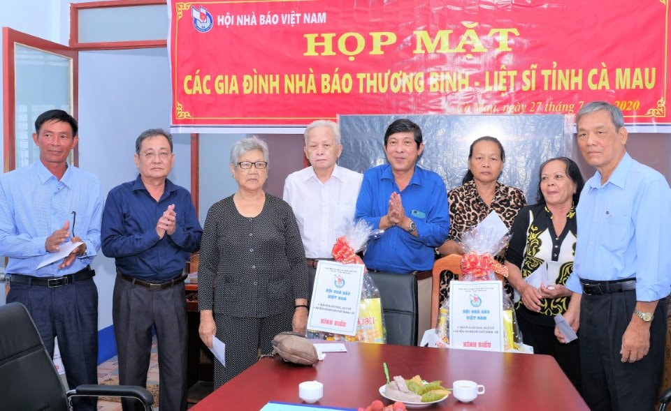 Nhà báo Nguyễn Bé, Phó chủ tịch Hội Nhà báo Việt Nam (thứ hai từ trái sang), tặng 7 phần quà và gởi lời tri ân đến 7 gia đình nhà báo thương binh, liệt sĩ(ảnh: baocamau).