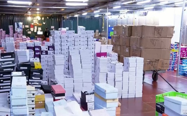 Các sản phẩm kho hàng chủ yếu là giày dép, túi sách... Ảnh: Cục QLTT.