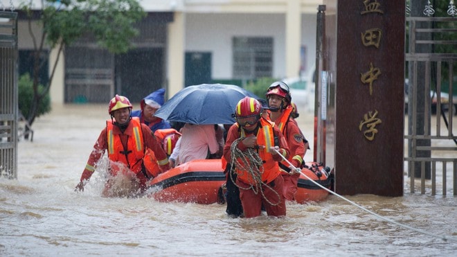 Lực lượng cứu hộ sơ tán người dân tại huyện Đô Xương, tỉnh Giang Tây. Ảnh: Reuters.