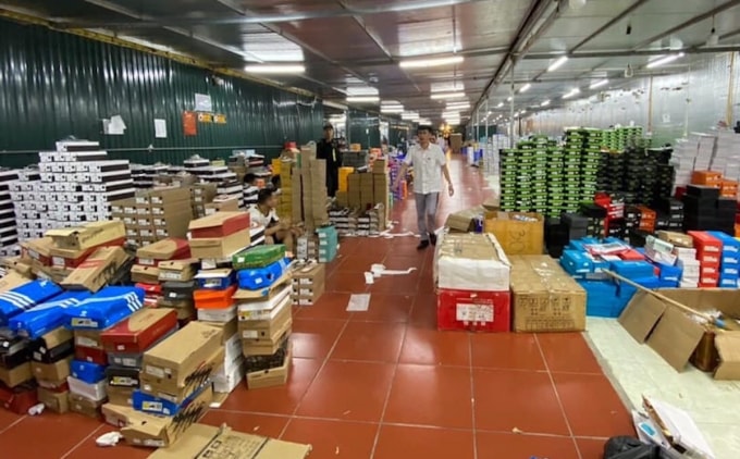 Kho hàng rộng 10.000 m2 với nhiều hàng hóa. Ảnh: TL.