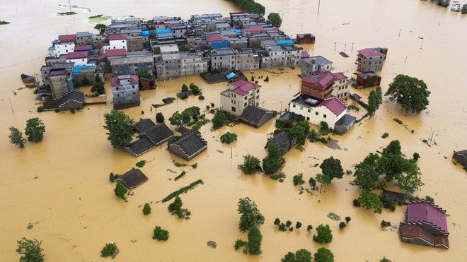 Nhiều ngôi nhà tại huyện Đô Xương, tỉnh Giang Tây chìm trong nước lũ. Ảnh: Reuters.