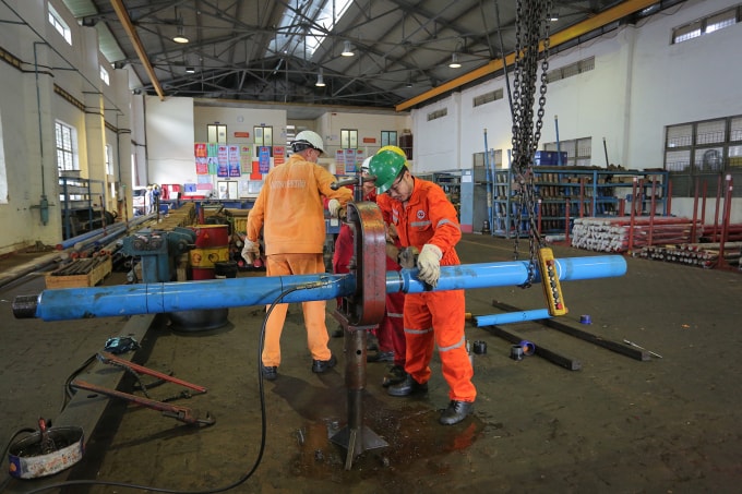 Người lao động Vietsovpetro chuẩn bị thiết bị hoàn thiện giếng khoan