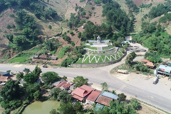 Một góc Ngã ba Cò Nòi với Khu tưởng niệm liệt sĩ Thanh niên xung phong tham gia chiến dịch Điện Biên Phủ. Ảnh: Báo Sơn La