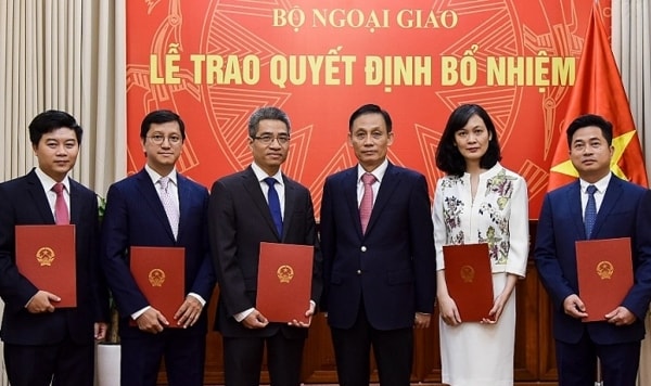Thứ trưởng Bộ Ngoại giao Lê Hoài Trung trao quyết định và chúc mừng các cán bộ được bổ nhiệm chức vụ mới