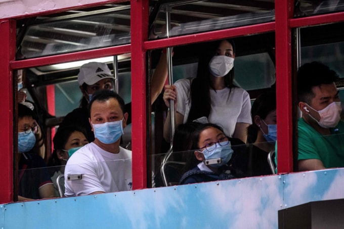 Người Hong Kong đang được khuyến khích ở nhà và tránh các cuộc tụ họp xã hội trong bối cảnh làn sóng lây nhiễm thứ ba được gọi là tồi tệ nhất. Ảnh: AFP