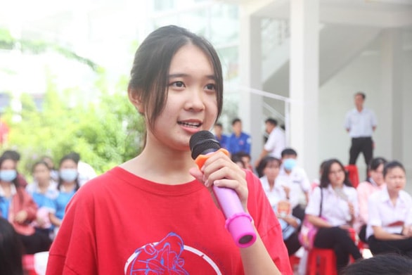 Một số học sinh đặt câu hỏi với ban tư vấn về ngành mà bản thân mình đang theo học(ảnh: baotuoitre).