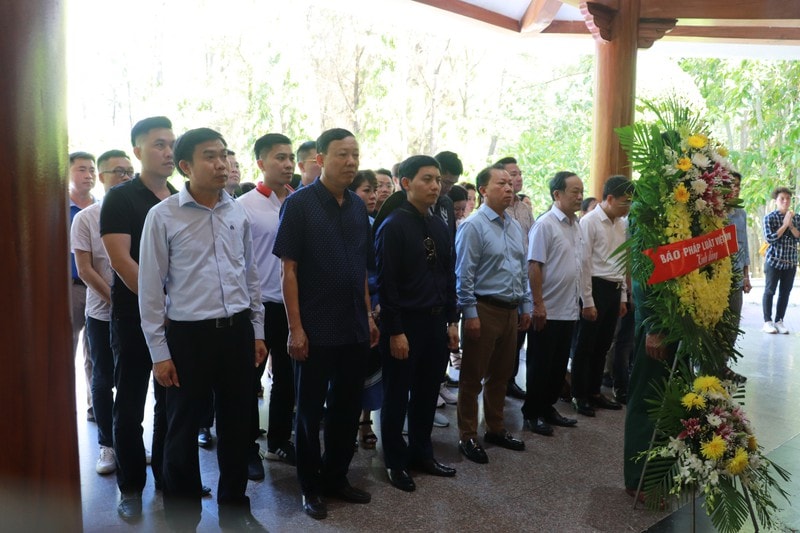 Các đại biểu dâng hoa tri ân các anh hùng liệt sĩ, những người có công với cách mạng(ảnh: baophapluat).
