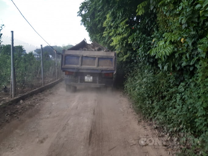 Ô tô tấp nập vận chuyển chất thải xây dựng vào đổ trộm trên địa bàn phường Nhật Tân