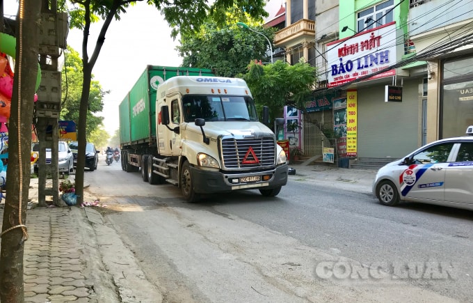 Nhiều tuyến quốc lộ, tỉnh lộ và cả đường địa phương, xe quá tải vẫn ngang nhiên lưu thông rầm rộ trở thành nỗi khiếp đảm với người dân, khiến hạ tầng xuống cấp nghiêm trọng