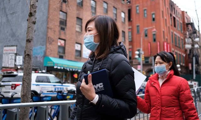 Người dân đeo khẩu trang ở khu vực Chinatown của thành phố New York - Ảnh: EPA