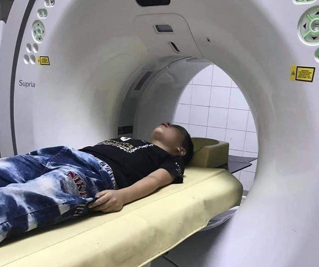 Cháu K. được đưa đi kiểm tra sức khỏe. Ảnh: TL.