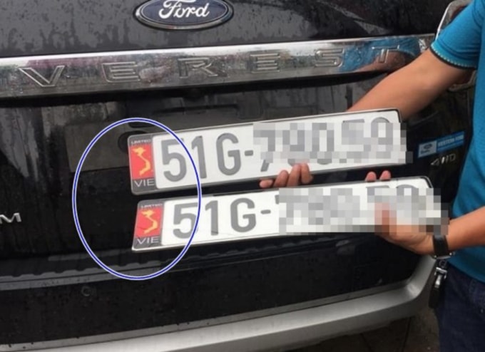 Những bản đồ Việt Nam không có quần đảo Hoàng Sa và Trường Sa được sản xuất hàng loạt. Ảnh: TL.