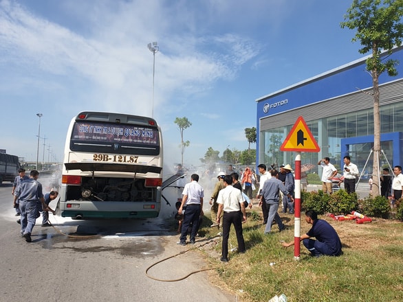 Rất đông người nỗ lực dập tắt đám cháy trên xe khách. Ảnh: TL.