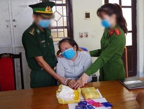 Người phụ nữ bật khóc khi bị bắt giữ. Ảnh: TL.