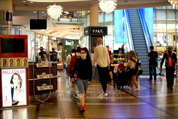 Người dân đeo khẩu trang phòng lây nhiễm COVID-19 tại Prague, CH Séc. Nguồn: THX/TTXVN