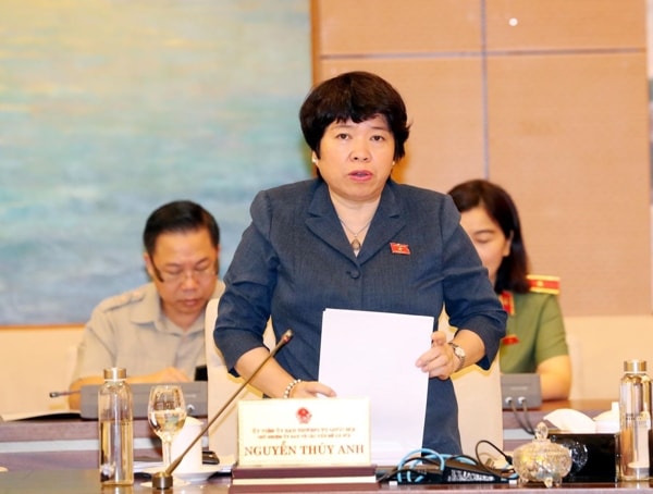 Chủ nhiệm Ủy ban Về các vấn đề xã hội của Quốc hội Nguyễn Thúy Anh trình bày báo cáo tại phiên họp. Ảnh: TTXVN