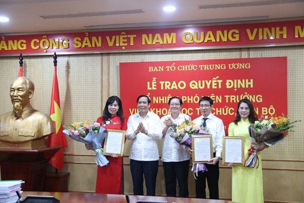 Ông Nguyễn Thanh Bình và ông Lê Vĩnh Tân trao quyết định và chúc mừng các cán bộ được bổ nhiệm